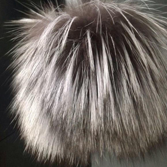 ๐ธ๐ธ๐ธ SOLD ๐ธ๐ธ๐ธ Gorgeous SILVER FOX FUR trim on a long leather coat - Picture 3 of 11